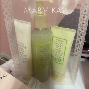 Mary Kay Satin Hands Set — Cream & Light Green Packaging